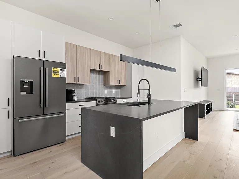 1402 Summit St #A — Photo 4