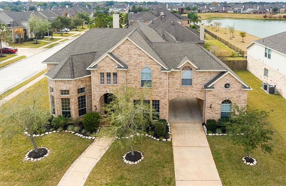 WONDERFUL CORNER LOT NEAR LAKE