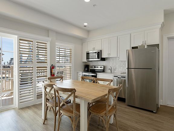 5th image of 719 E 10th St #301
