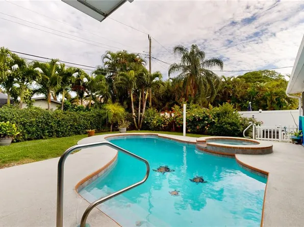 9031 Bay St NE, Saint Petersburg, FL 33702