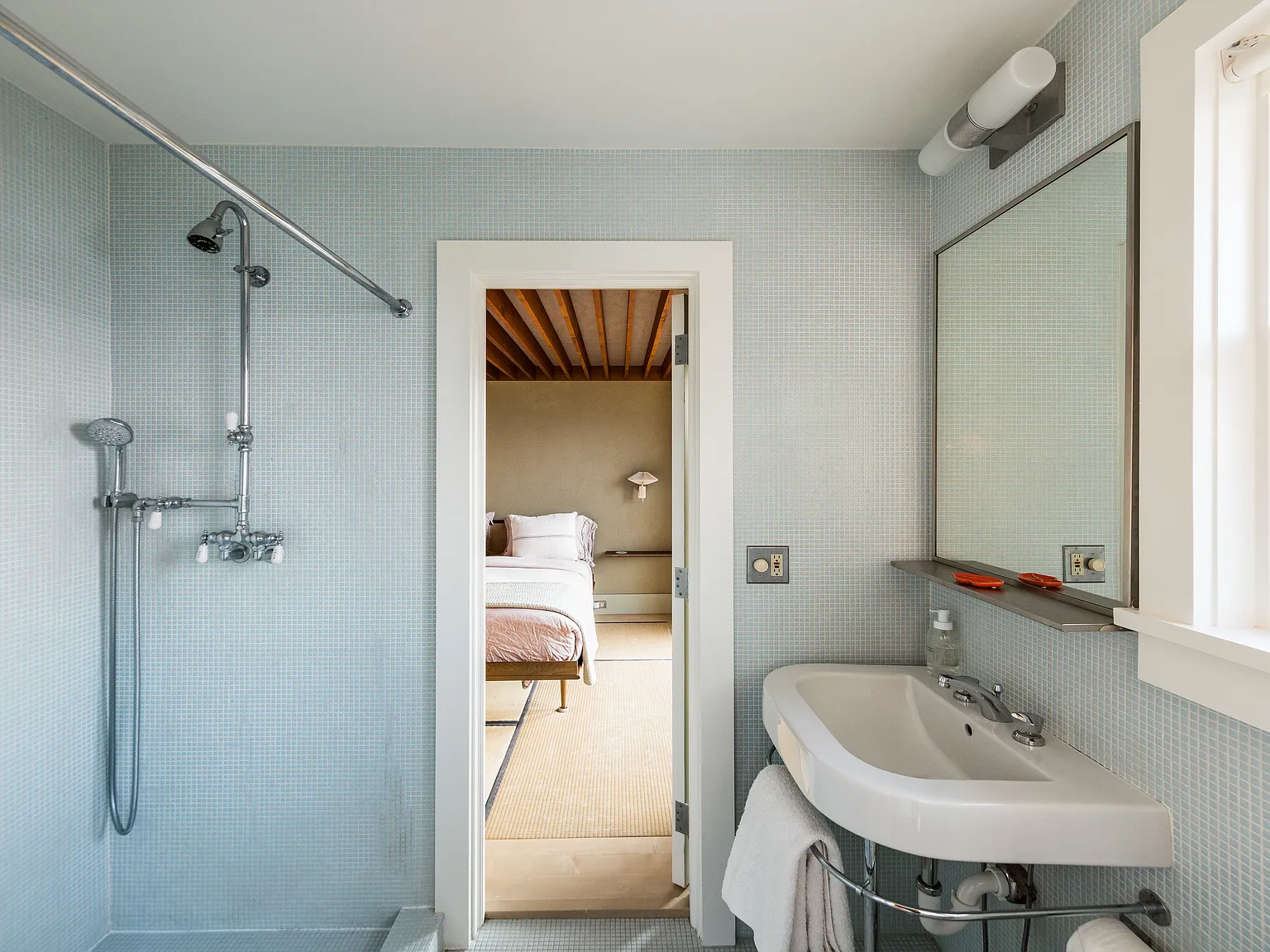 Designer Amagansett Beach House On The Bay — Photo 3