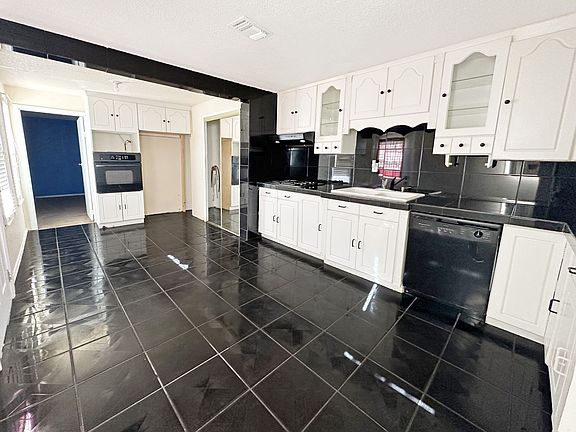 3rd image of 514 W Avenue J