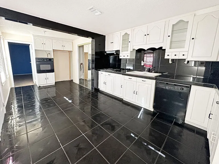514 W Avenue J — Photo 3