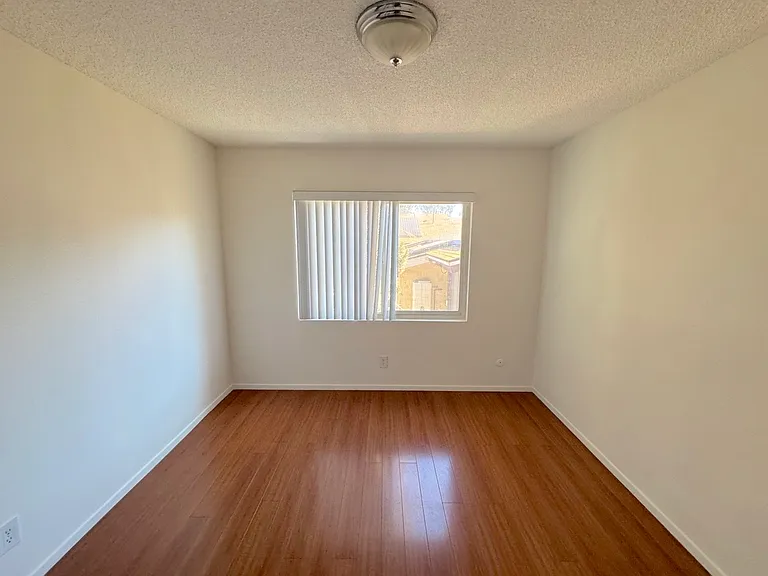 447 W Elk Ave #3 — Photo 9