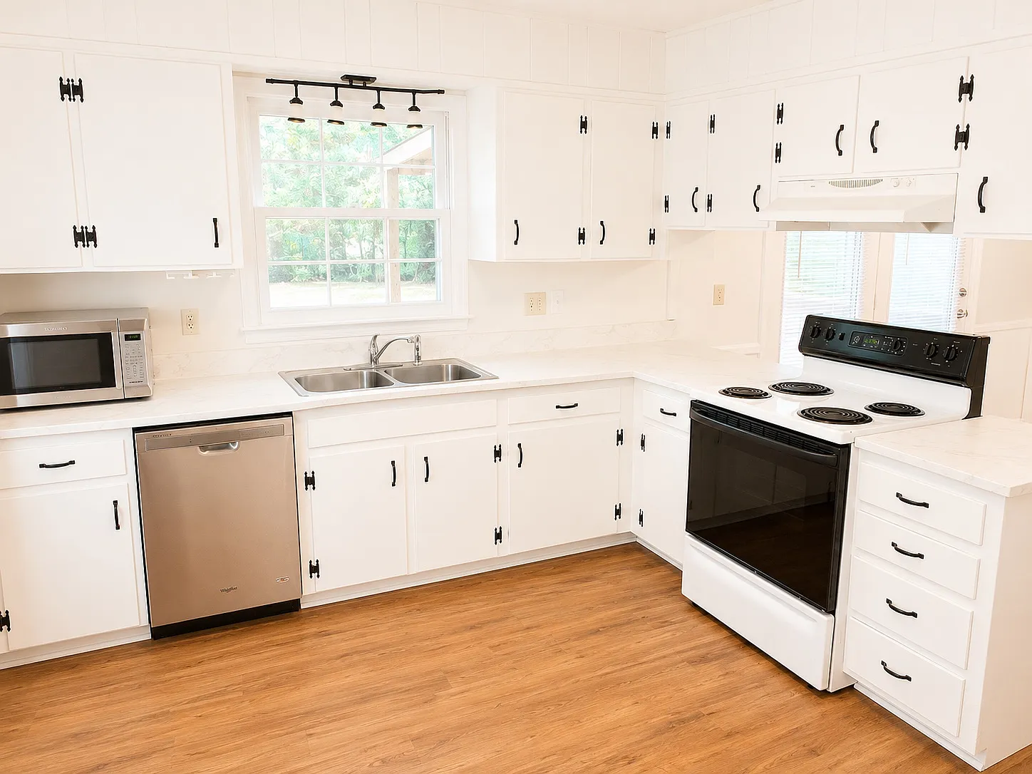 3 bed, 1.5 bath, 1176 sqft, $1,895 — Photo 4