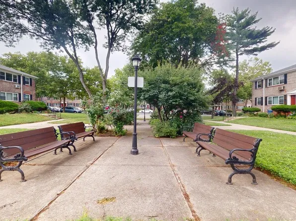 150-20 Jewel Avenue image 2 of 26