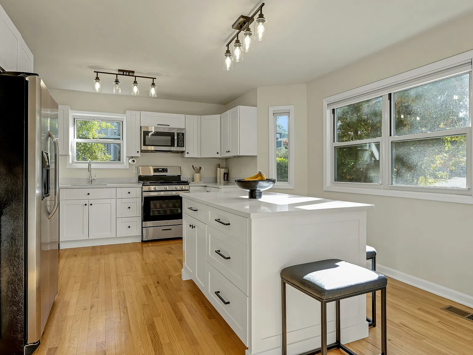 3 bed, 2.5 bath, 1520 sqft, $3,200 — Photo 3