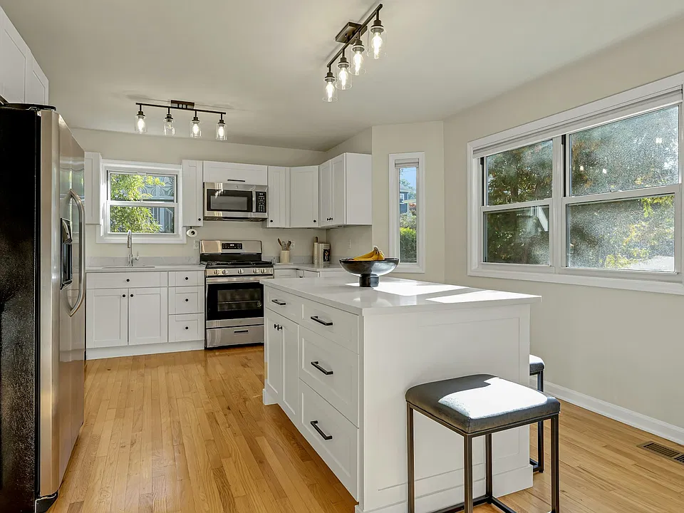 Kitchen w/ Island