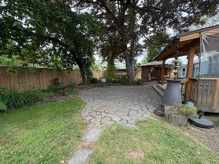 665 SE Vera Ave — Photo 22