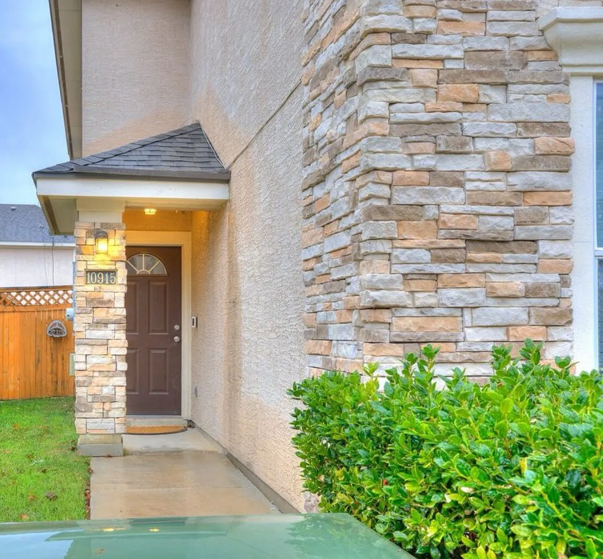 3 bed, 2.5 bath, 1960 sqft, $2,100 — Photo 1