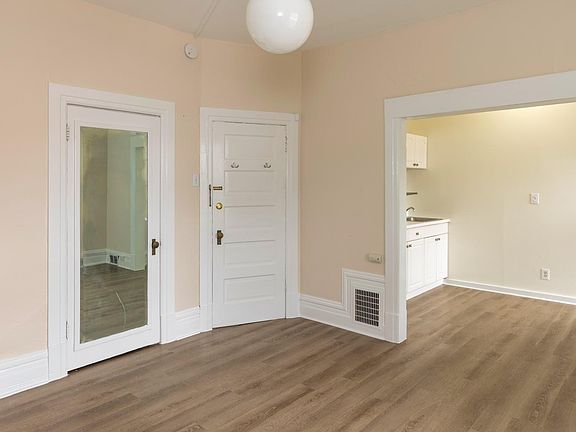 3rd image of 1131 Corona St #E