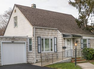 24 Dawson Dr, Valley Stream, NY 11581