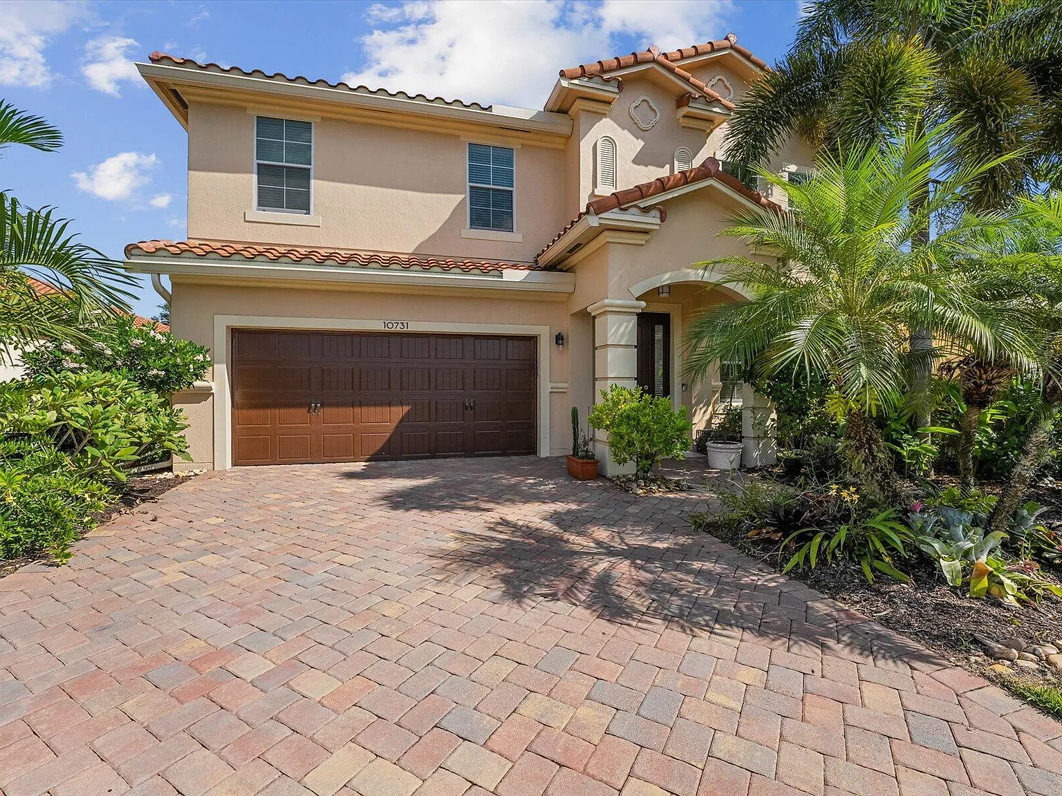 4 bed, 2.5 bath, 2800 sqft, $8,500 — Photo 2