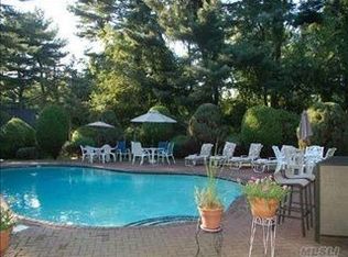 3 Hewlett Dr, Old Westbury, NY 11568