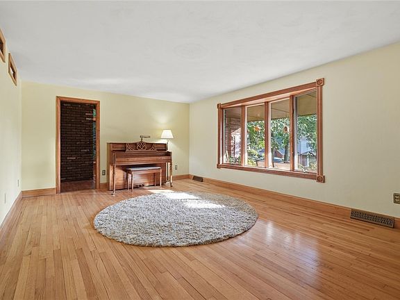4th image of 107 Jeanine Ct