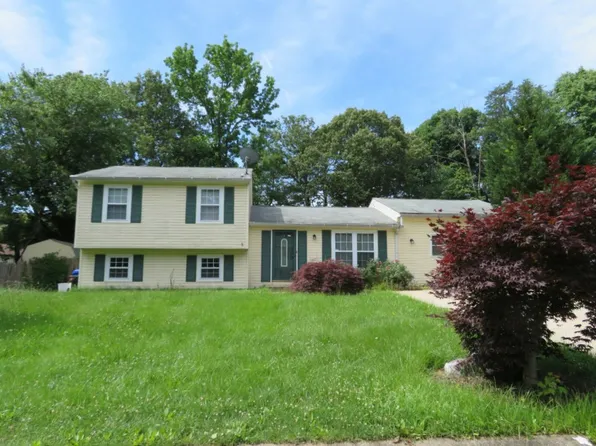 4 Castletown Ct, Waldorf, MD 20602