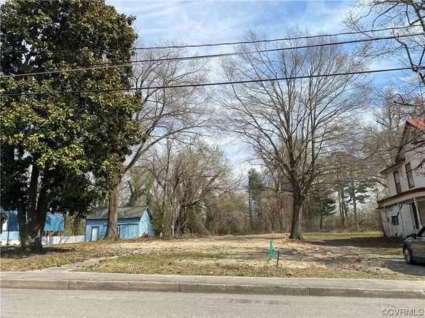 415 Oak St #7, Blackstone, VA 23824