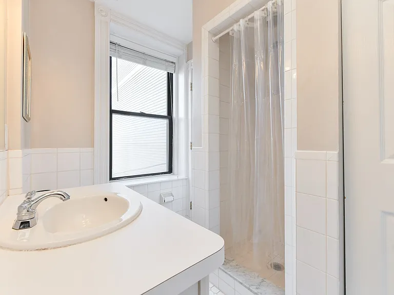 529 E Broadway #4 — Photo 9