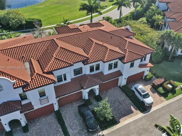 11607 SW 13th Dr, Pembroke Pines, FL 33025