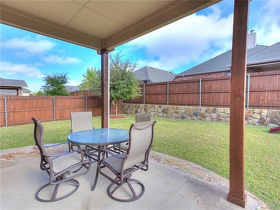 4th image of 1911 Faircrest Ln