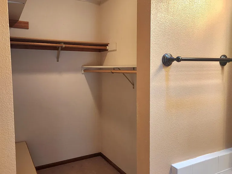 611 NE Tracker Ct — Photo 28