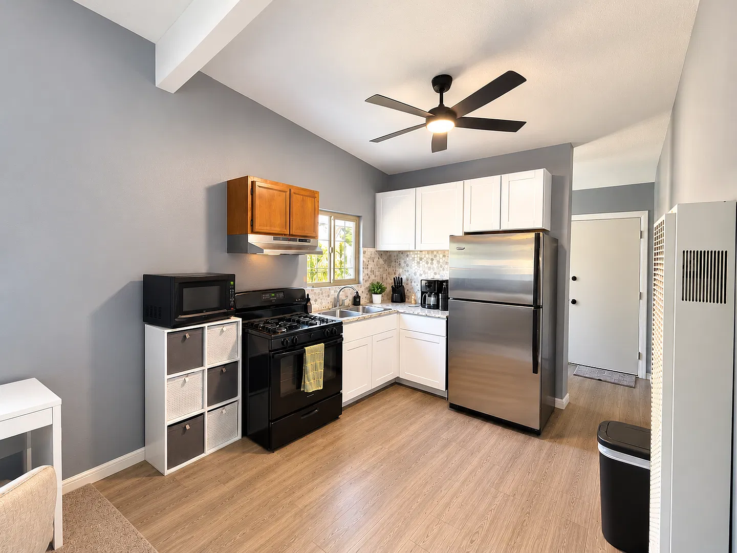 Charming 1-Bedroom Home with Modern Interior & Private Backyard! — Photo 2