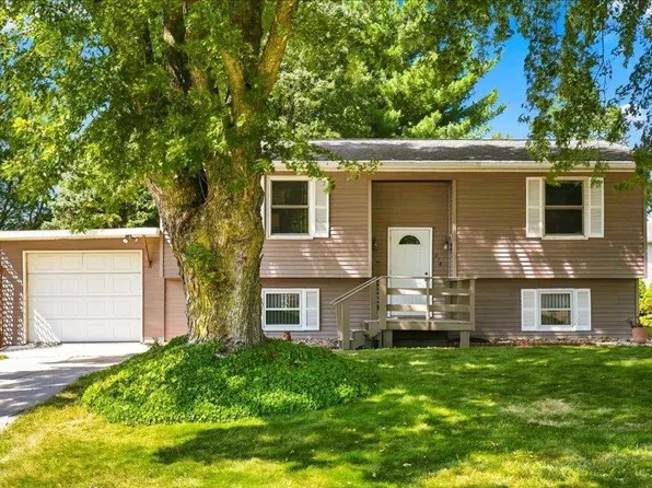 618 3rd St SE, Dyersville, IA 52040