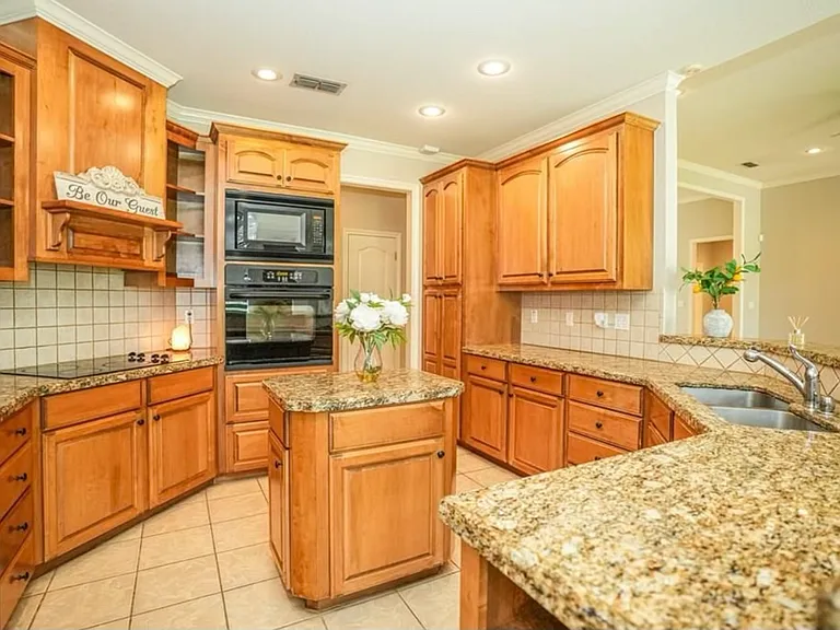 7001 Shadow Brooke St — Photo 12