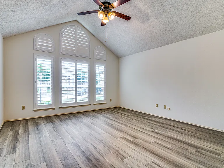 524 Raintree Cir — Photo 13