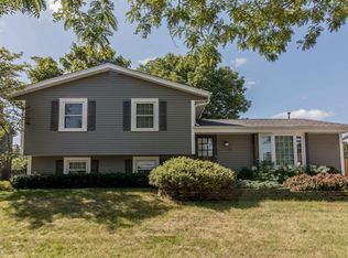 1255 Lambeth Rd, Waukesha, WI 53189