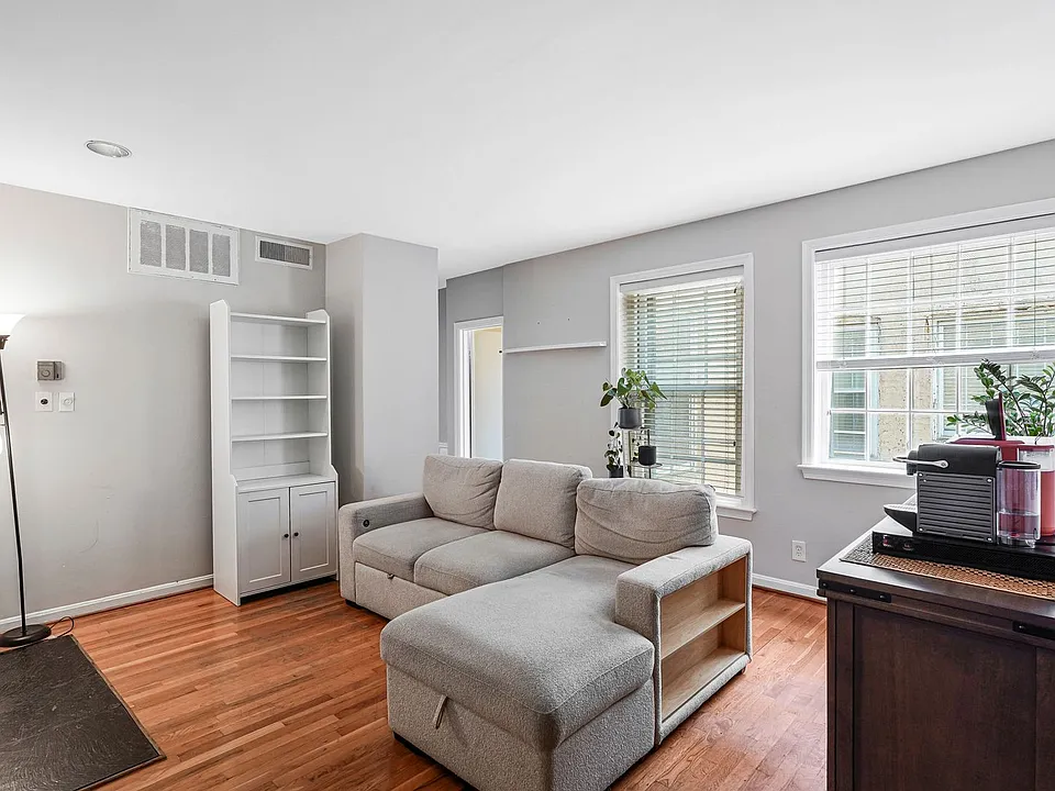 117 E St SE #302