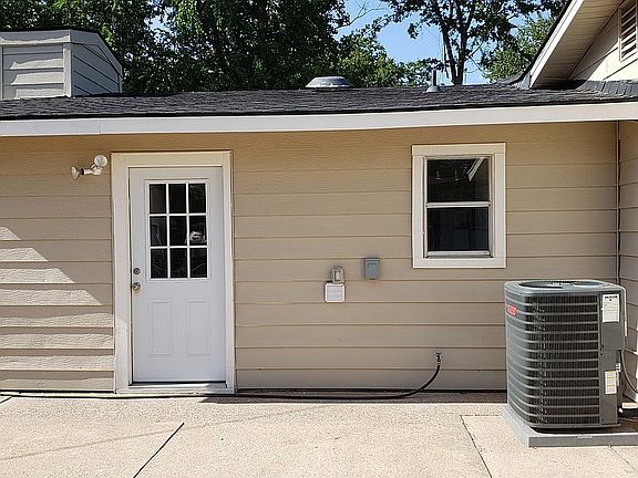 2nd image of 2811 Elm Park