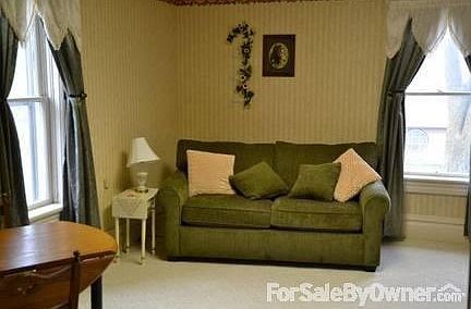 Sitting Room attaced to master bedroom
						:
						Master bedroom sitting room