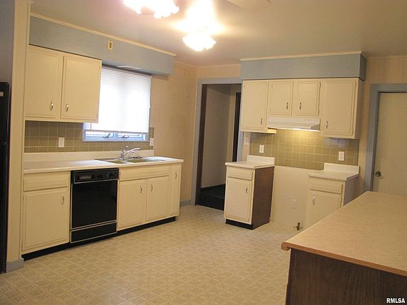4th image of 215 N State St