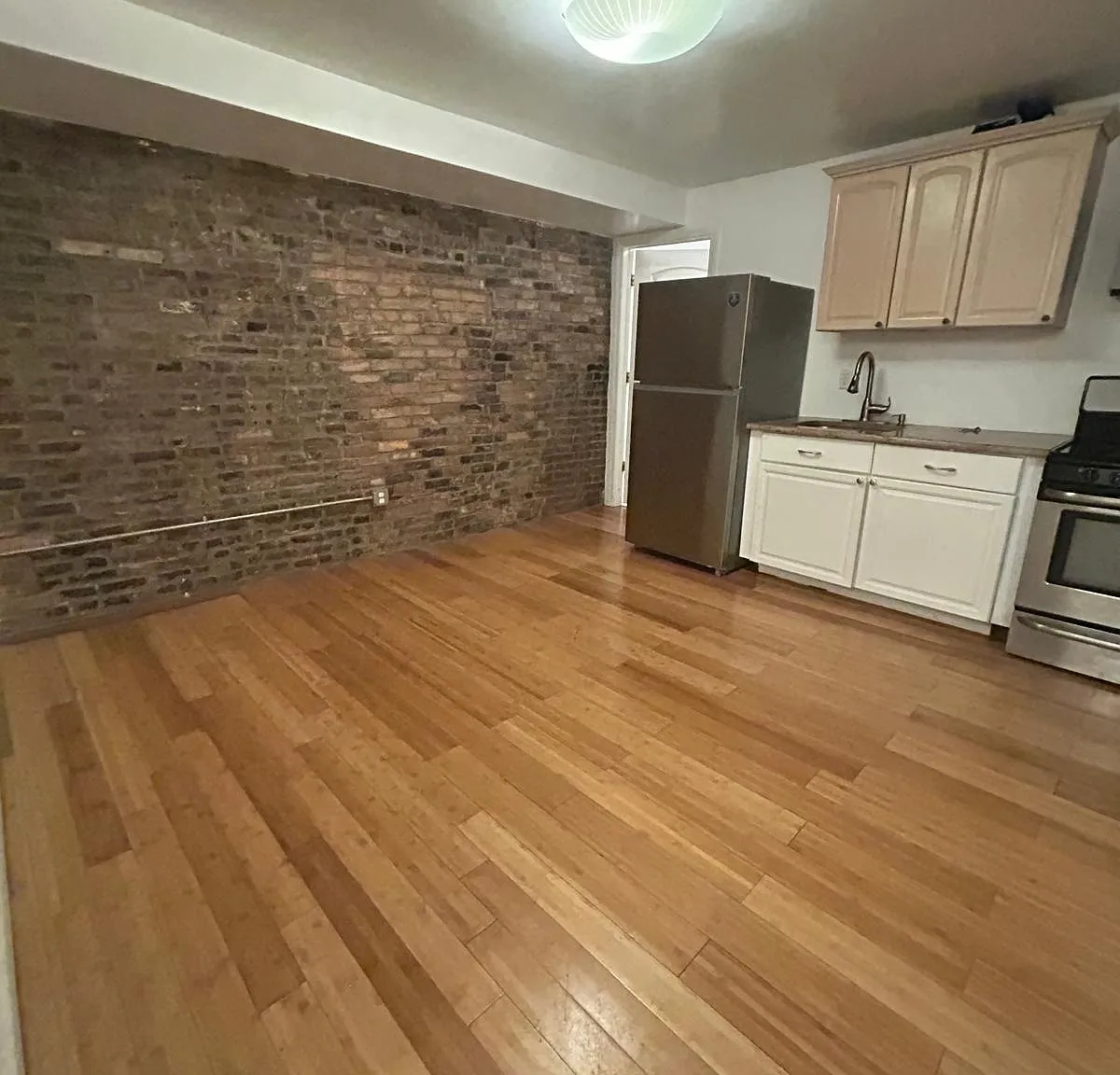 164 University Ave — Photo 3