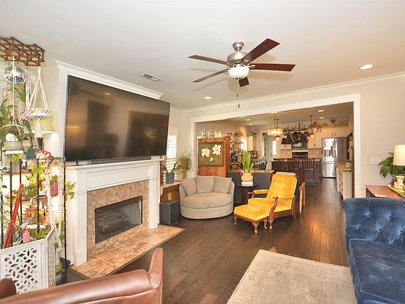 4th image of 215 Lorrin Ln