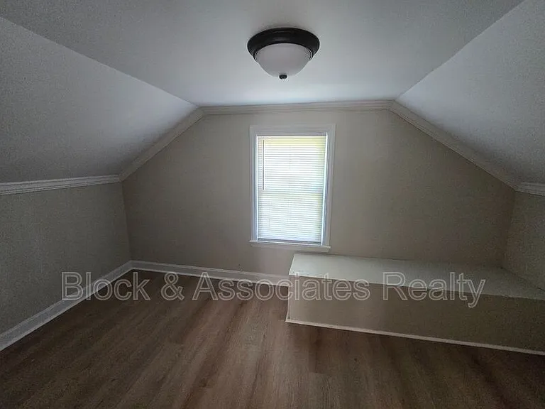 330 Stratford Rd — Photo 10