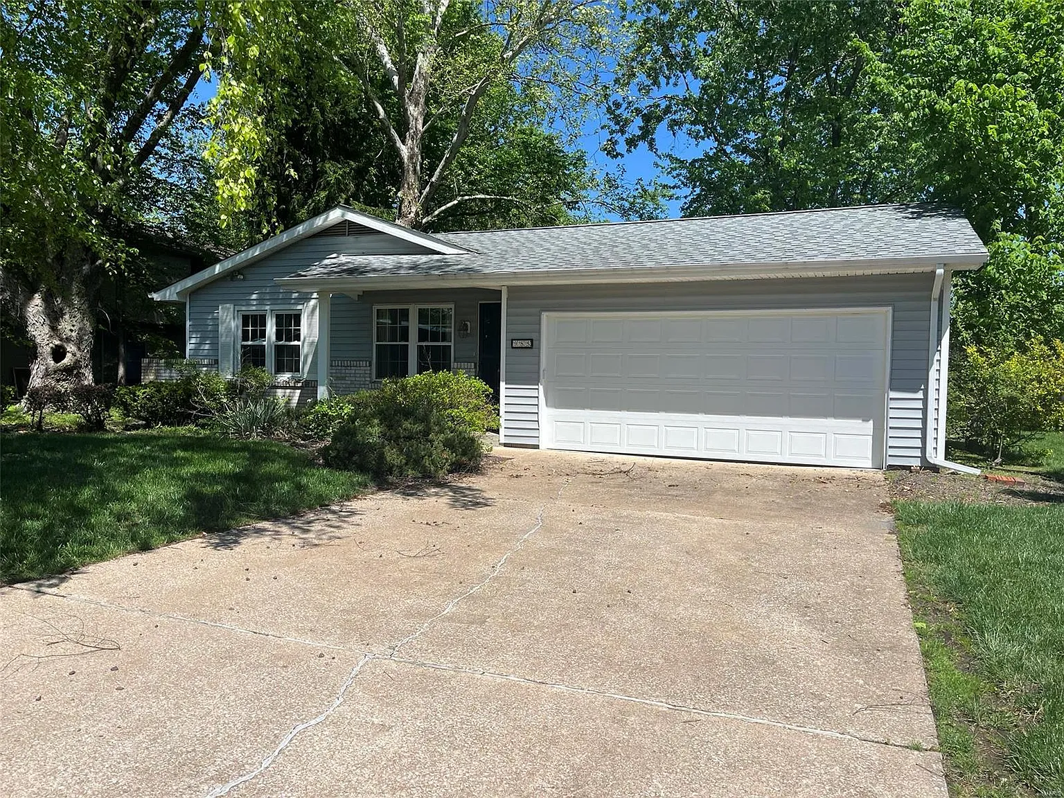 985 University Dr photo 1