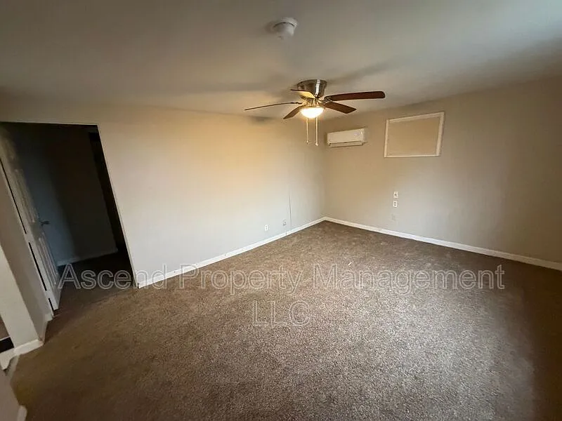 3 bed, 1.0 bath, $1,500 — Photo 3