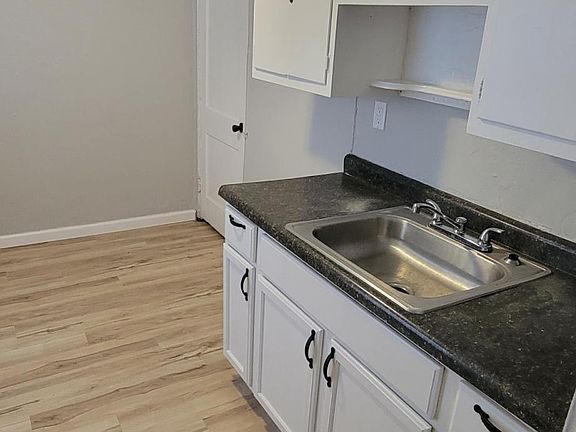 2nd image of 929 Roosevelt St