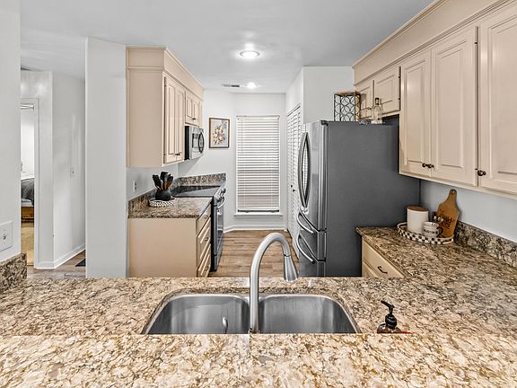 4th image of 1102 Hidden Cove Dr