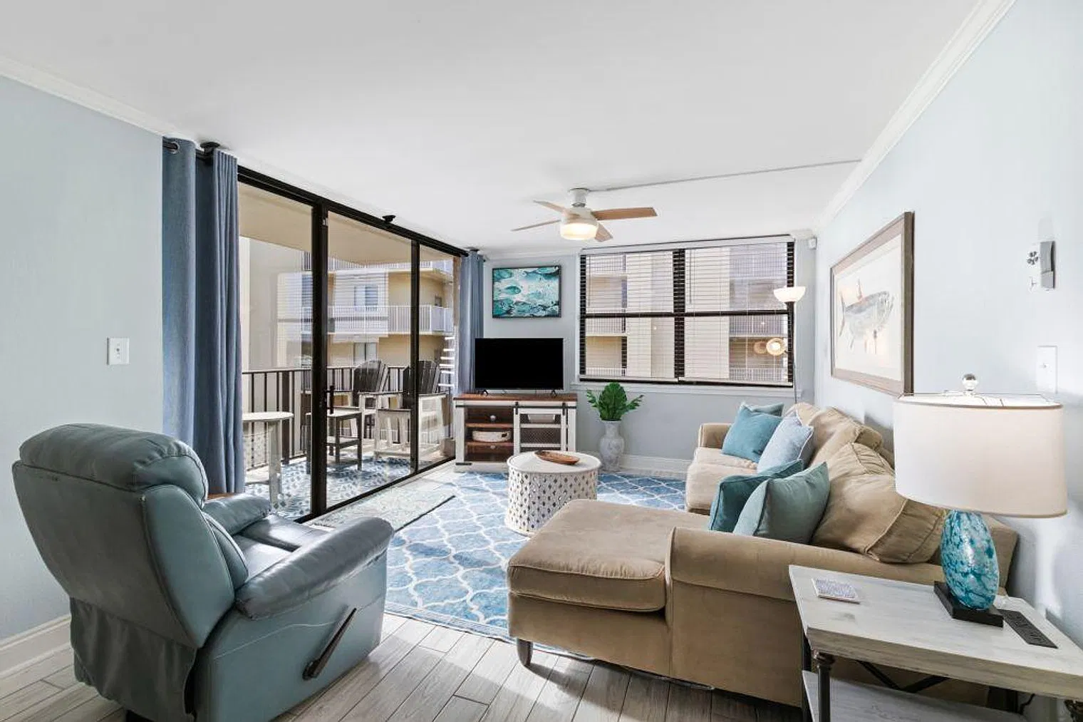 2 bed, 2.0 bath, 882 sqft, $3,985 — Photo 2