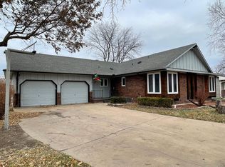 208 Brookside Dr, Newton, KS 67114