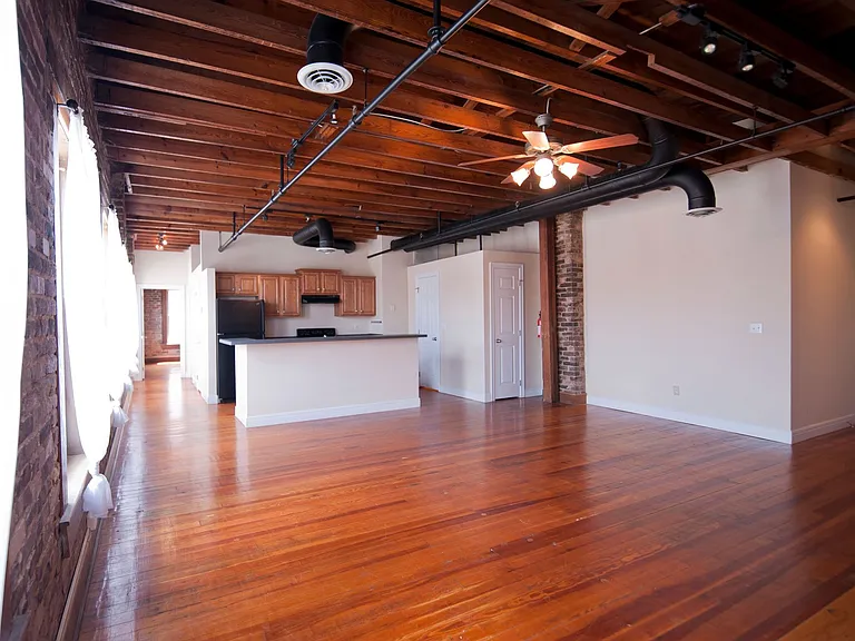 235 N Market Ave — Photo 6