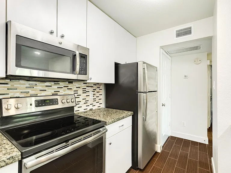 7098 N Holiday Dr — Photo 13