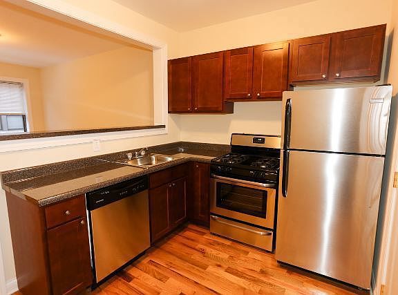 3rd image of 4417.5 N Wolcott Ave #M06r