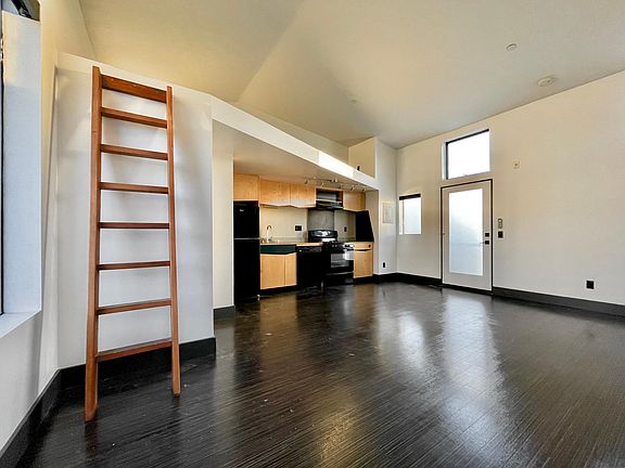 2nd image of 811 25th St APT 204