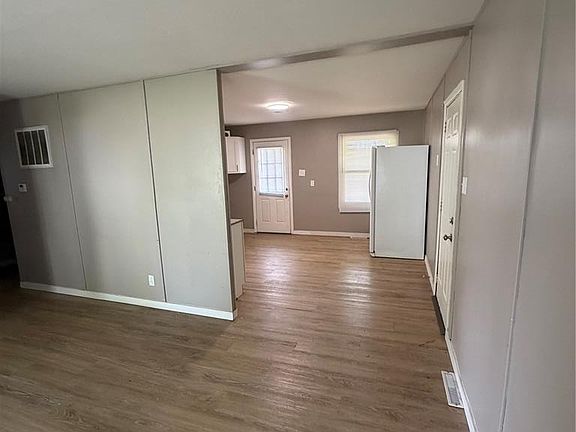 4th image of 37 Westwood Dr