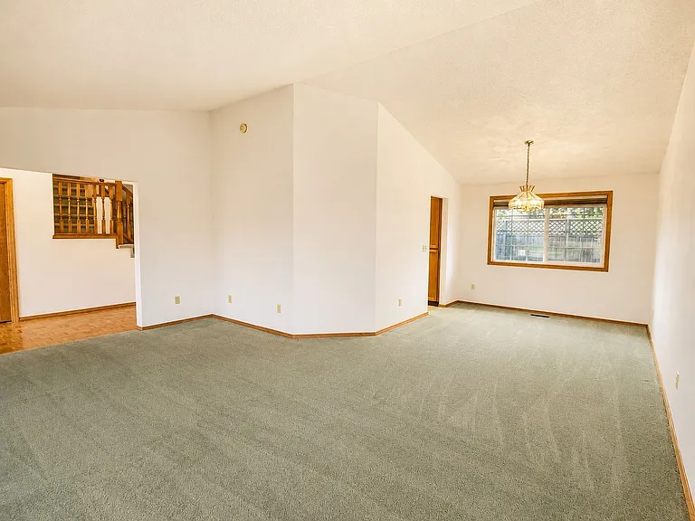 226 Sparks Dr — Photo 4
