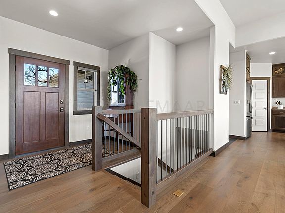5th image of 2871 McLeod Dr E